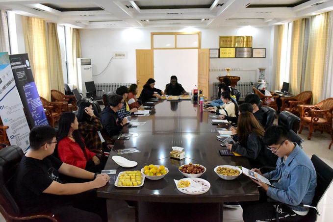 1539559829782188.jpg “我在国外的学习与生活”英语沙龙会 修 (3).jpg