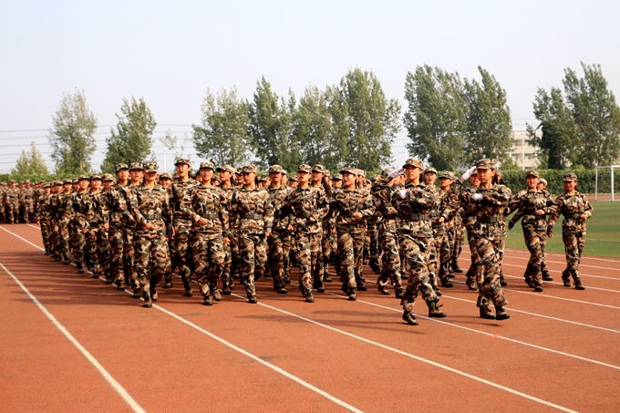 1506768044127718.jpg 20170929军训汇报演出 (16)_看图王.jpg