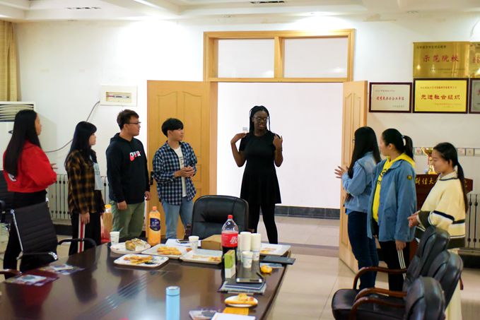 1539505117830900.jpg “我在国外的学习与生活”英语沙龙会 修 (6).jpg